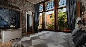 stay in venice for cheap
