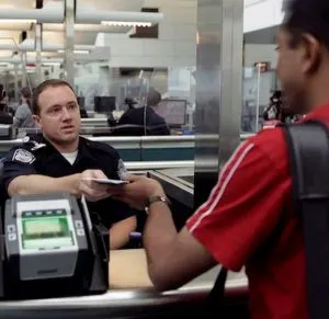 us customs and immigration checkpoint at airport