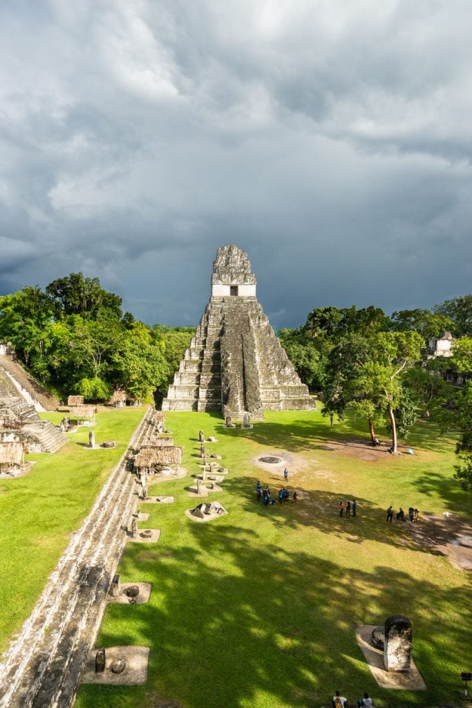 El Gran Templo del Jaguar y la Gran Plaza de Tikal en Guatemala