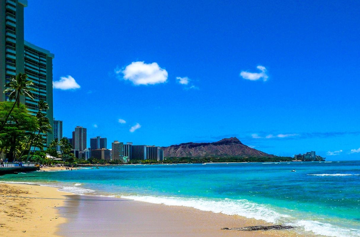 Hawaii Mandates Proof Of Vaccination To Visit Restaurants & Bars