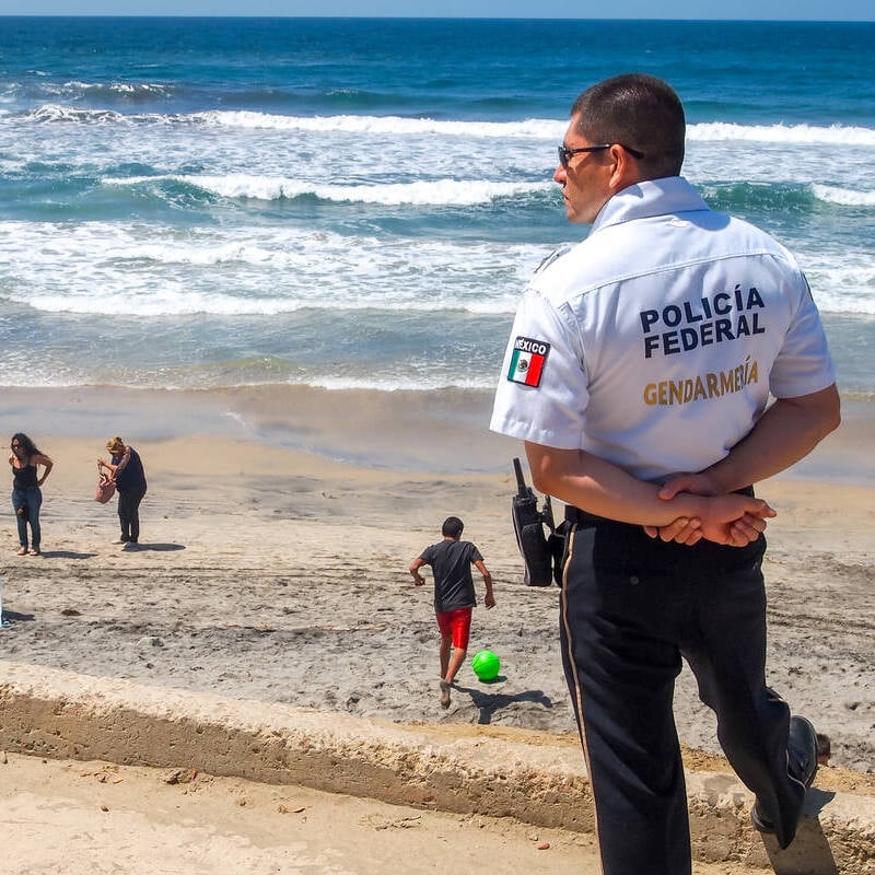 Mexikansk polis Patrols Beach, Mexiko