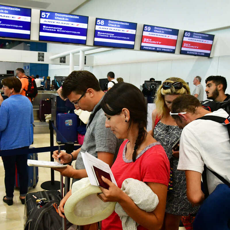 Passagerare som väntar på att checka in på Cancuns flygplats, Cancun, Mexiko