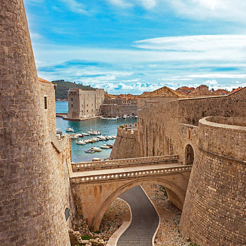 Vy över vindbryggan in i Gamla stan i Dubrovnik, Kroatien