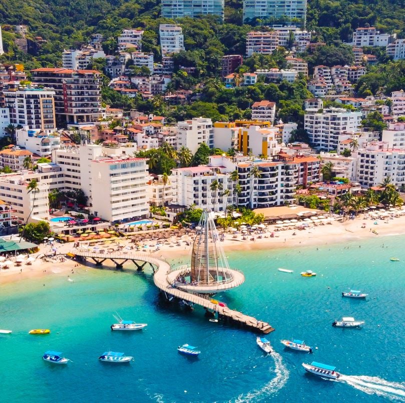 Puerto Vallarta-bron och livlig strand