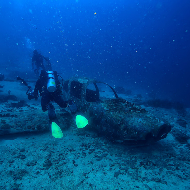 Scuba Path Scuba Diver - Travel Off Path