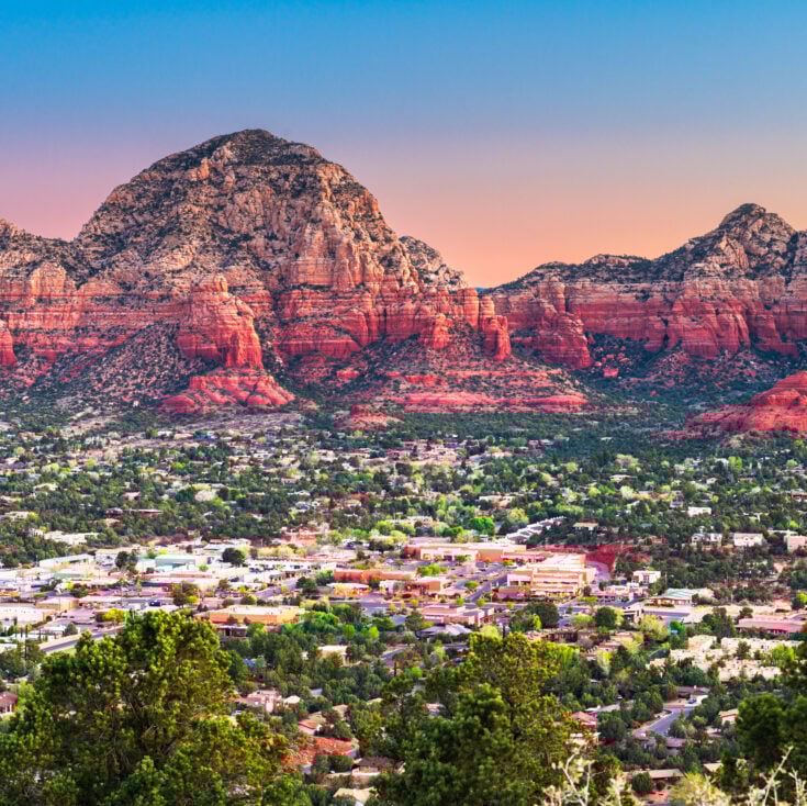 Sedona,,Arizona,,Usa,Downtown,Cityscape,And,Mountains. - Travel Off Path
