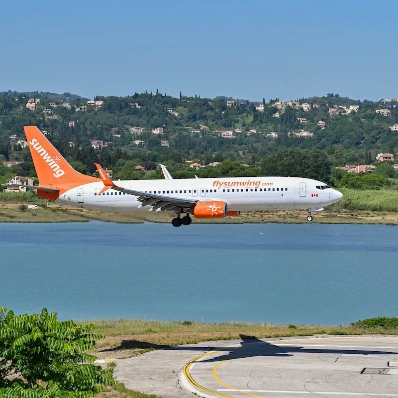 sunwing airplane landing