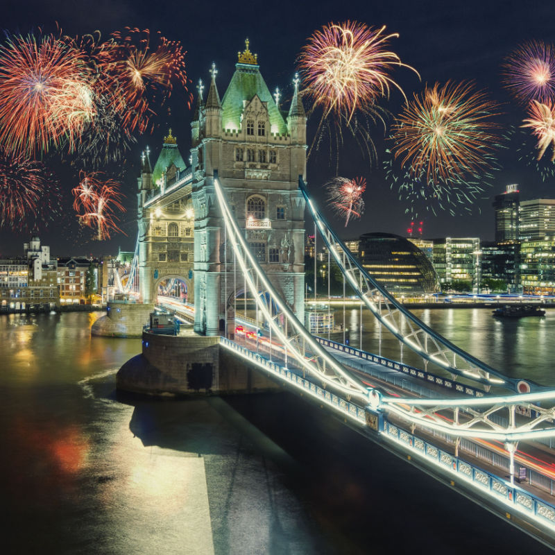 Nyårsfyrverkerier i London vid Tower bridge med fyrverkerier, Storbritannien