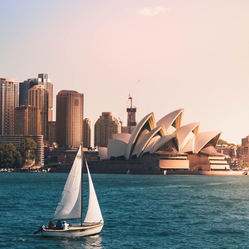 Segelbåt som seglar framför operahuset i sydney Australien, destinationskoncept