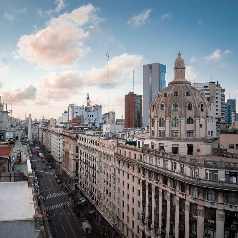 Buenos Aires skyline som visar en blandning av gamla belle epok-byggnader och modernistiska strukturer och skyskrapor, Argentina, Sydamerika