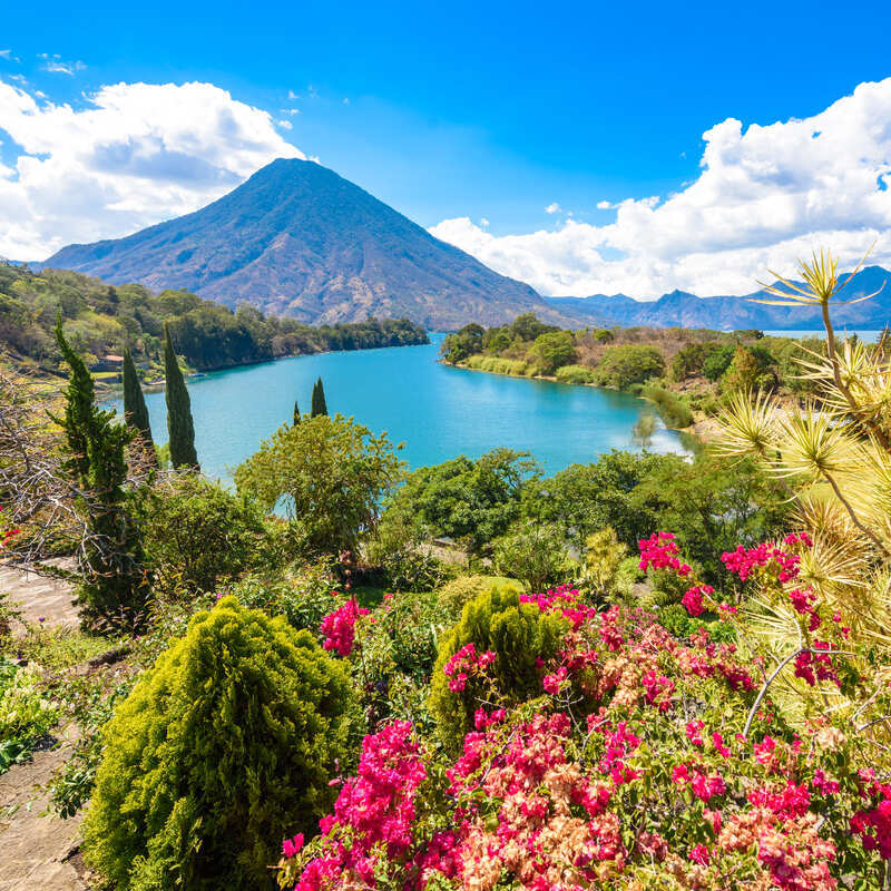 Vista panorámica del lago volcánico de Atitlán en Guatemala, América Central