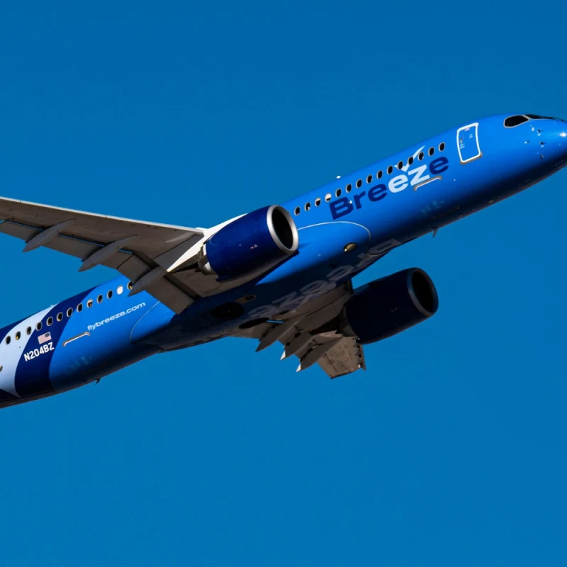breeze airways plane flying
