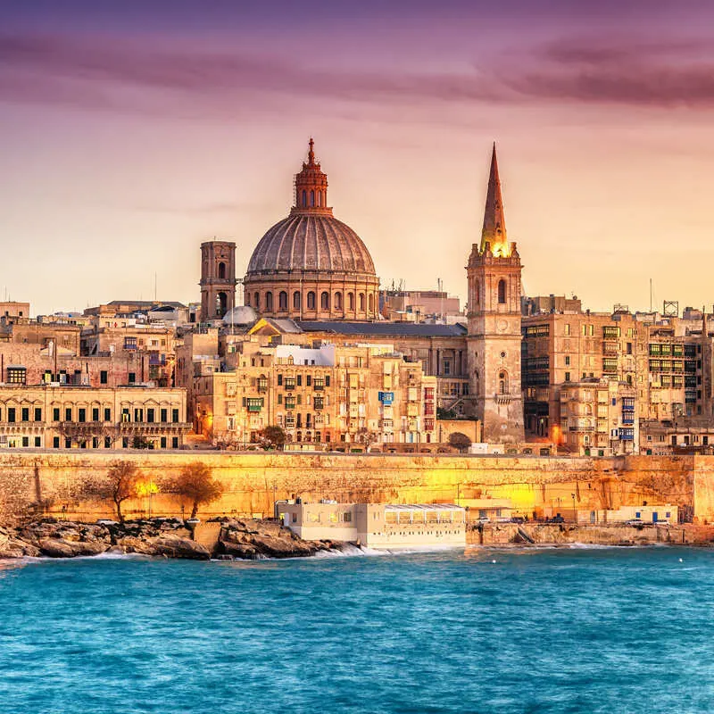 Skyline di La Valletta, capitale di Malta, visto dal traghetto per Sliema o dal lungomare di Sliema attraverso la baia, Mar Mediterraneo, Europa meridionale