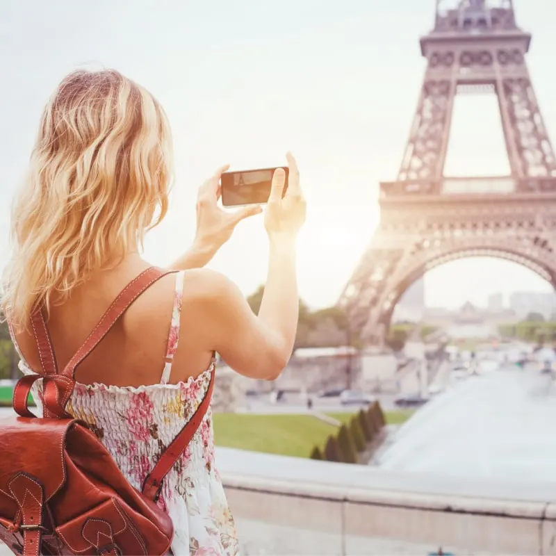 tourist at eiffel tower