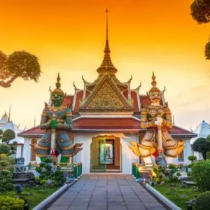 Wat-Arun-Temple-In-Bangkok-At-Sunset-Thailand