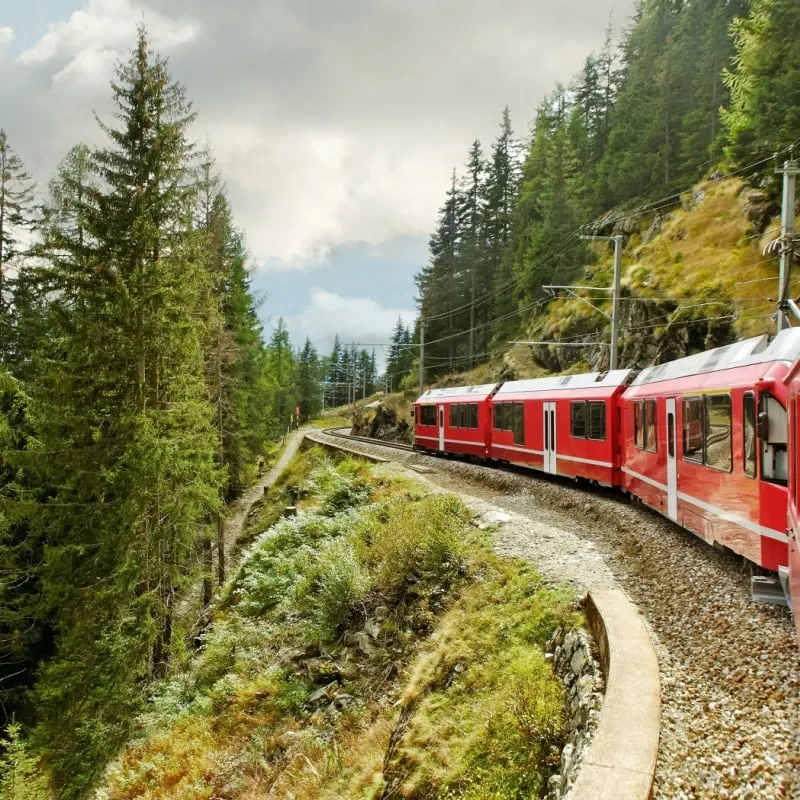 তিরানো থেকে সুইজারল্যান্ডের লাল ট্রেন।