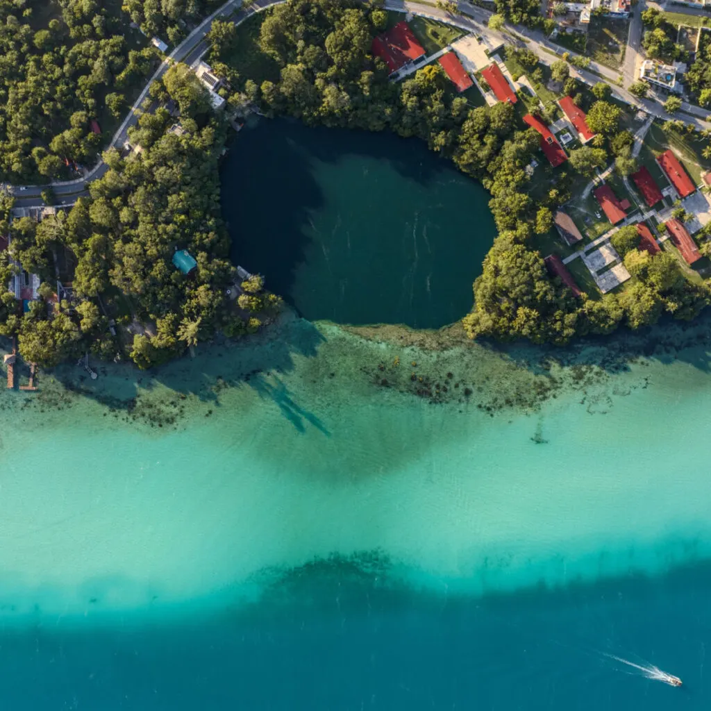 Cenote Esmeralda in Bacalar