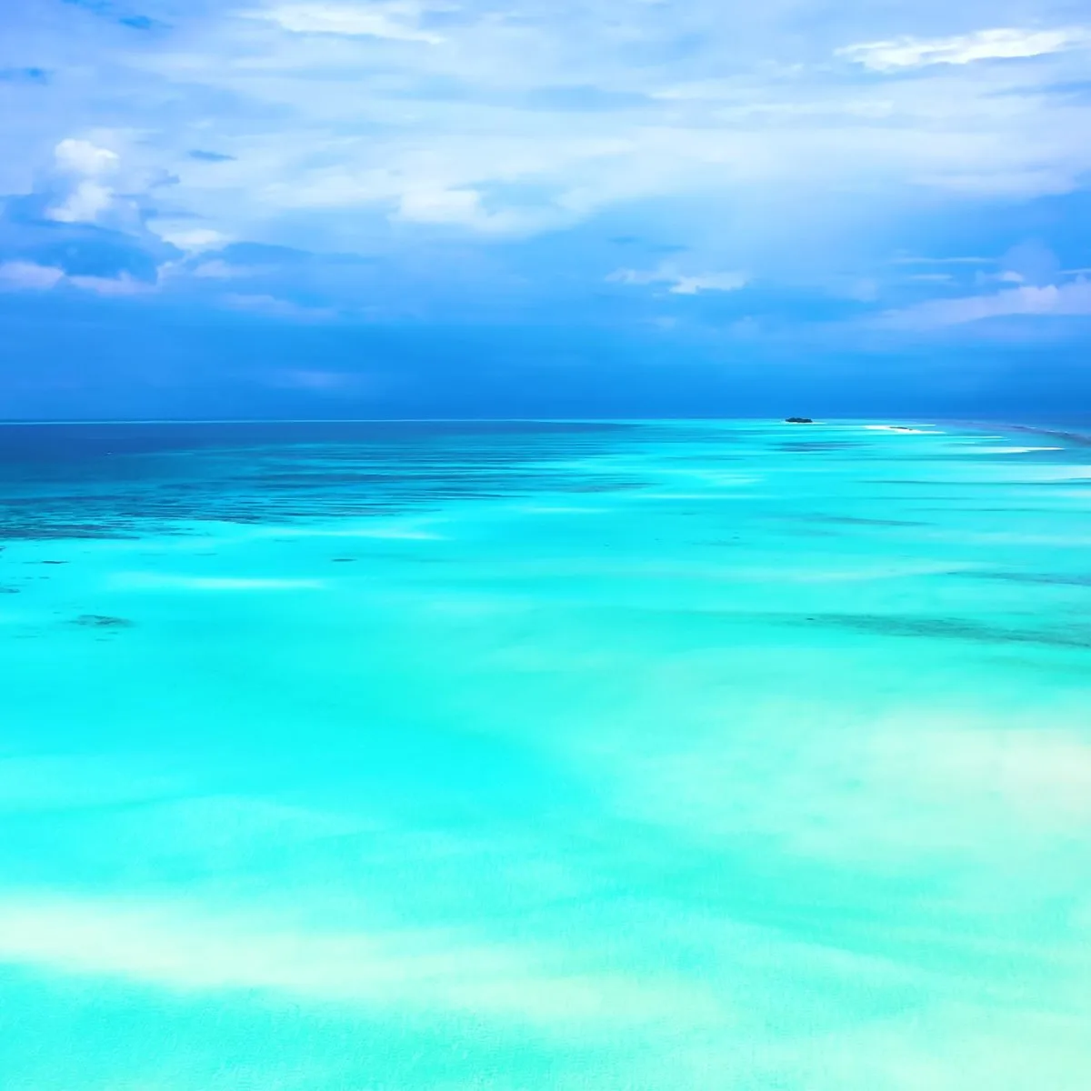 Vivid-blue-waters-of-The-Bahamas