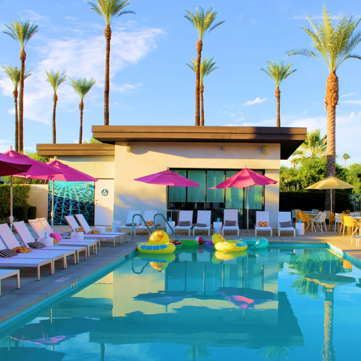 Palm-trees-and-lounge-chairs-at-resort-pool-in-Palm-Springs-CA