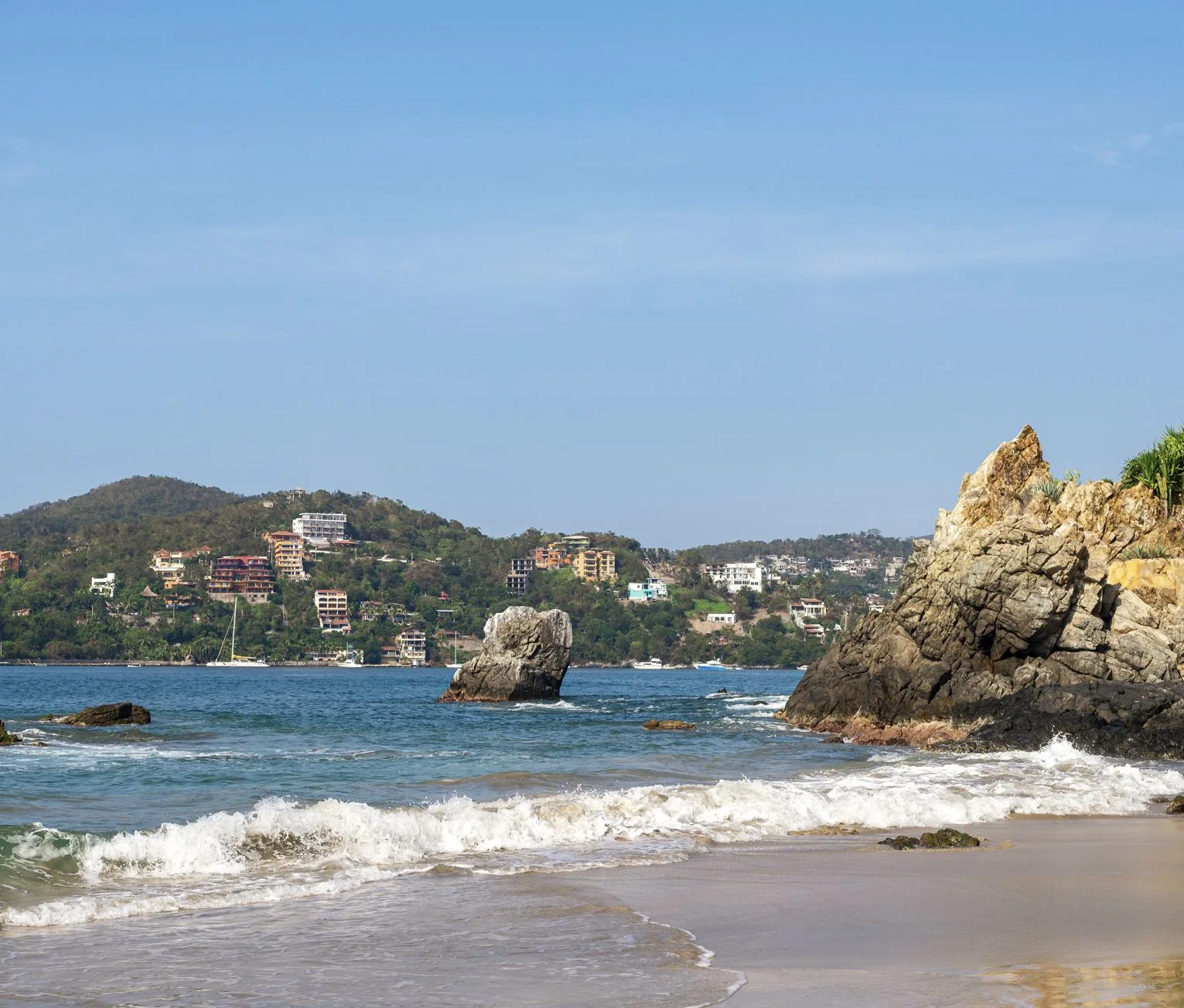 A picture of La Ropa beach at Ixtapa Zihuatanejo