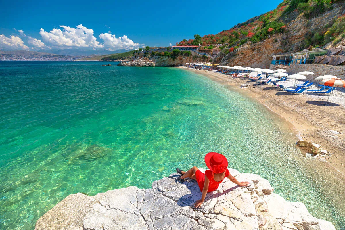 توریستی در ساحل در نزدیکی Vlore در آلبانی