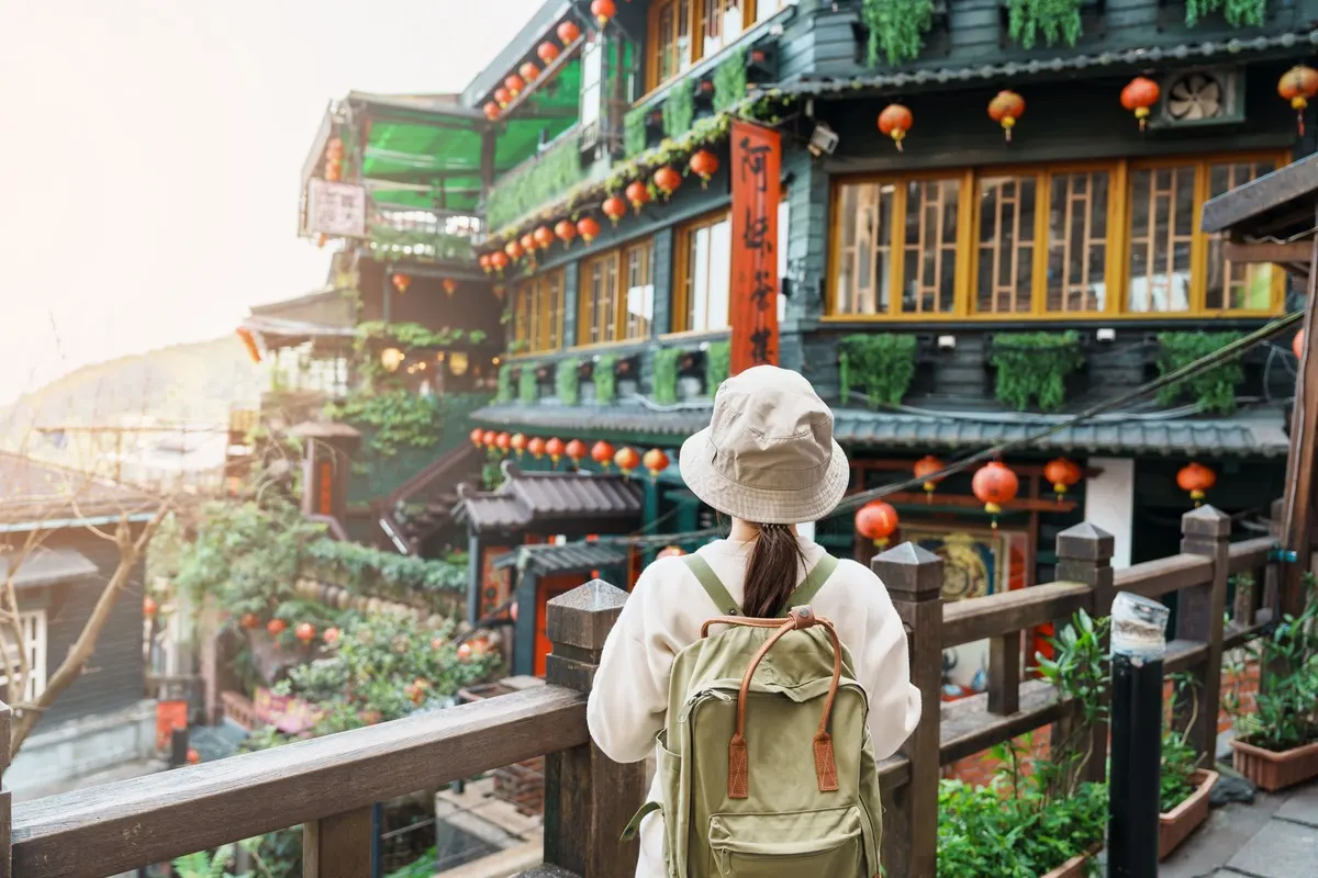 年轻女子欣赏东亚台湾一座寺庙