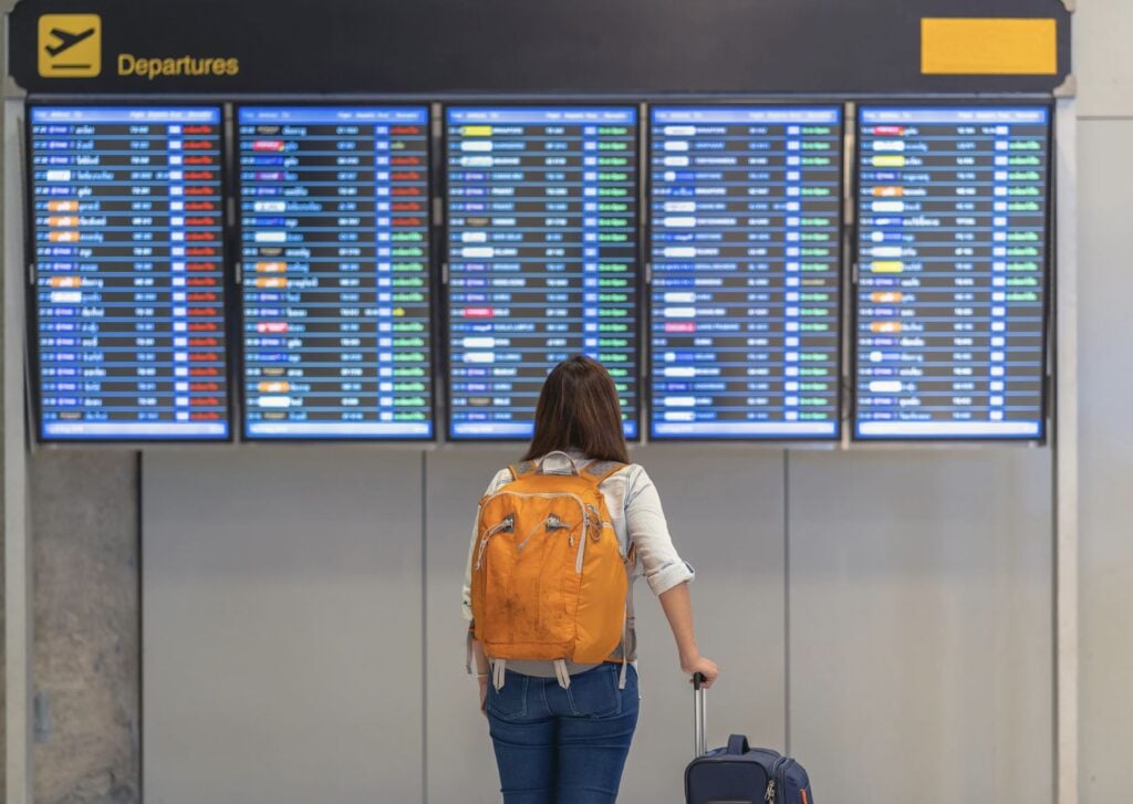 Une femme se prépare à partir.
