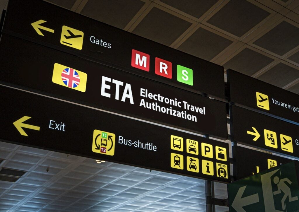 Licence de voyage électronique sur une pancarte au Royaume-Uni