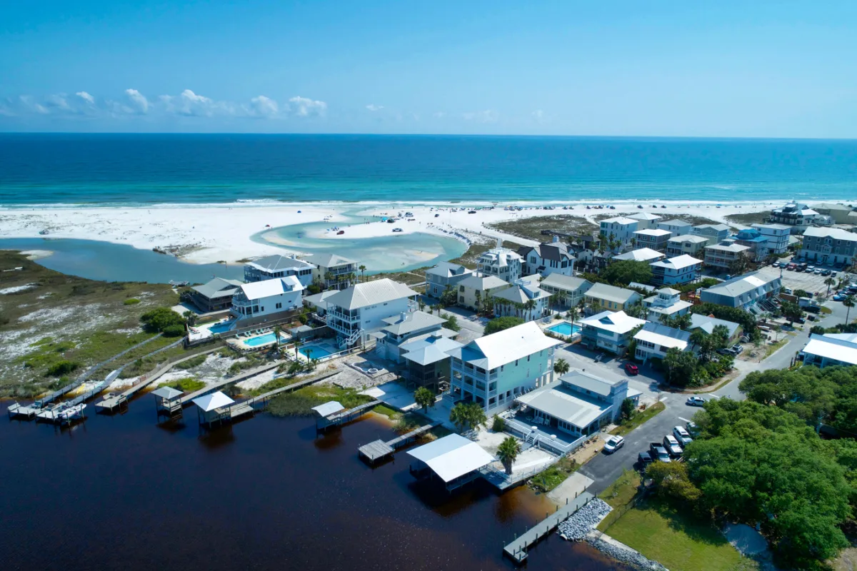 Vue aérienne de la communauté de la plage de Grietton