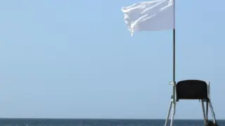 See A White Flag On Your Cancun Or Cabo Beach Holiday? What It Means & How To Stay Safe