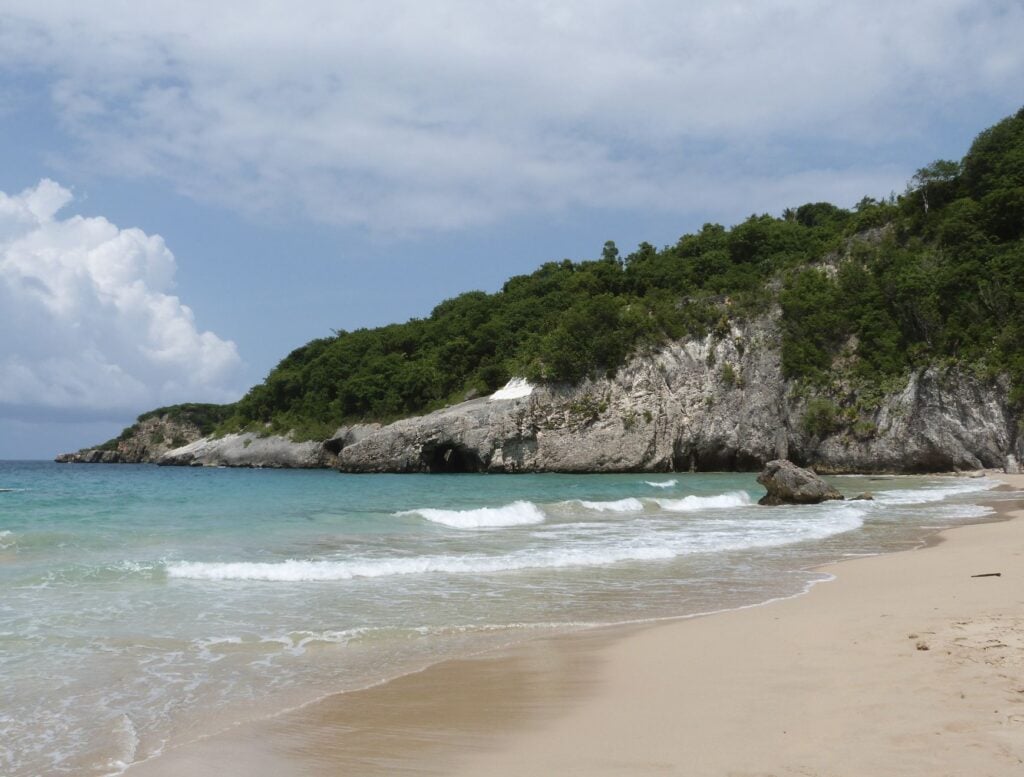 Haiti Beach no people due to crime 