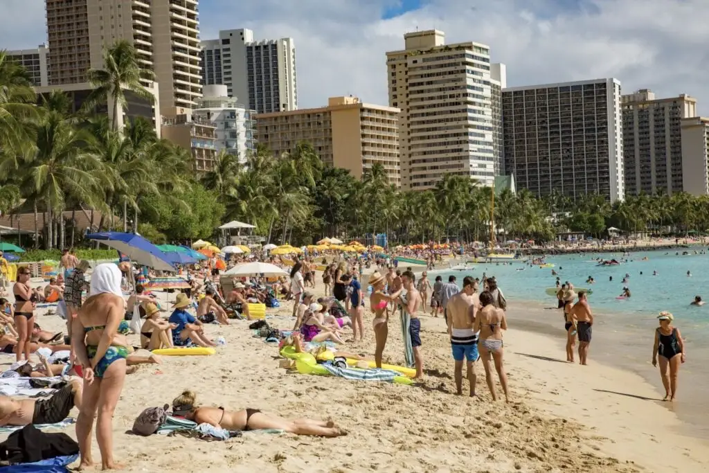 Oahu crowded beach