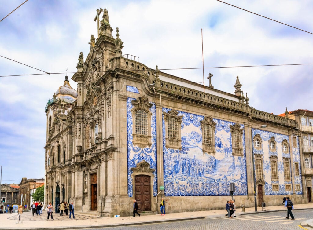 18 世纪的卡尔莫加尔默罗教堂 (Igreja do Carmo Church of Carmelites)，拥有华丽的瓷砖侧立面，装饰有葡萄牙阿苏莱霍瓷砖