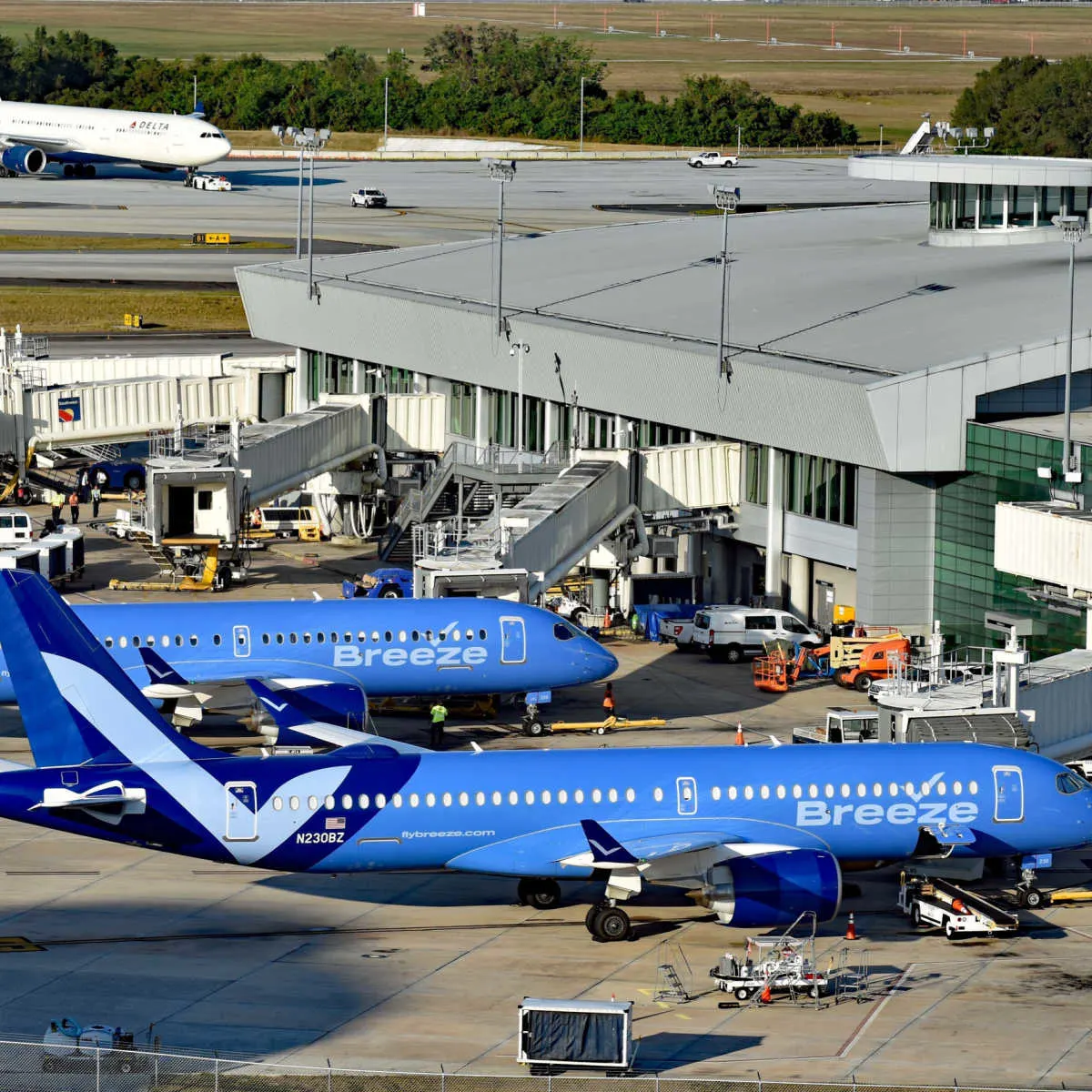 2 Breeze Airways planes in Tampa