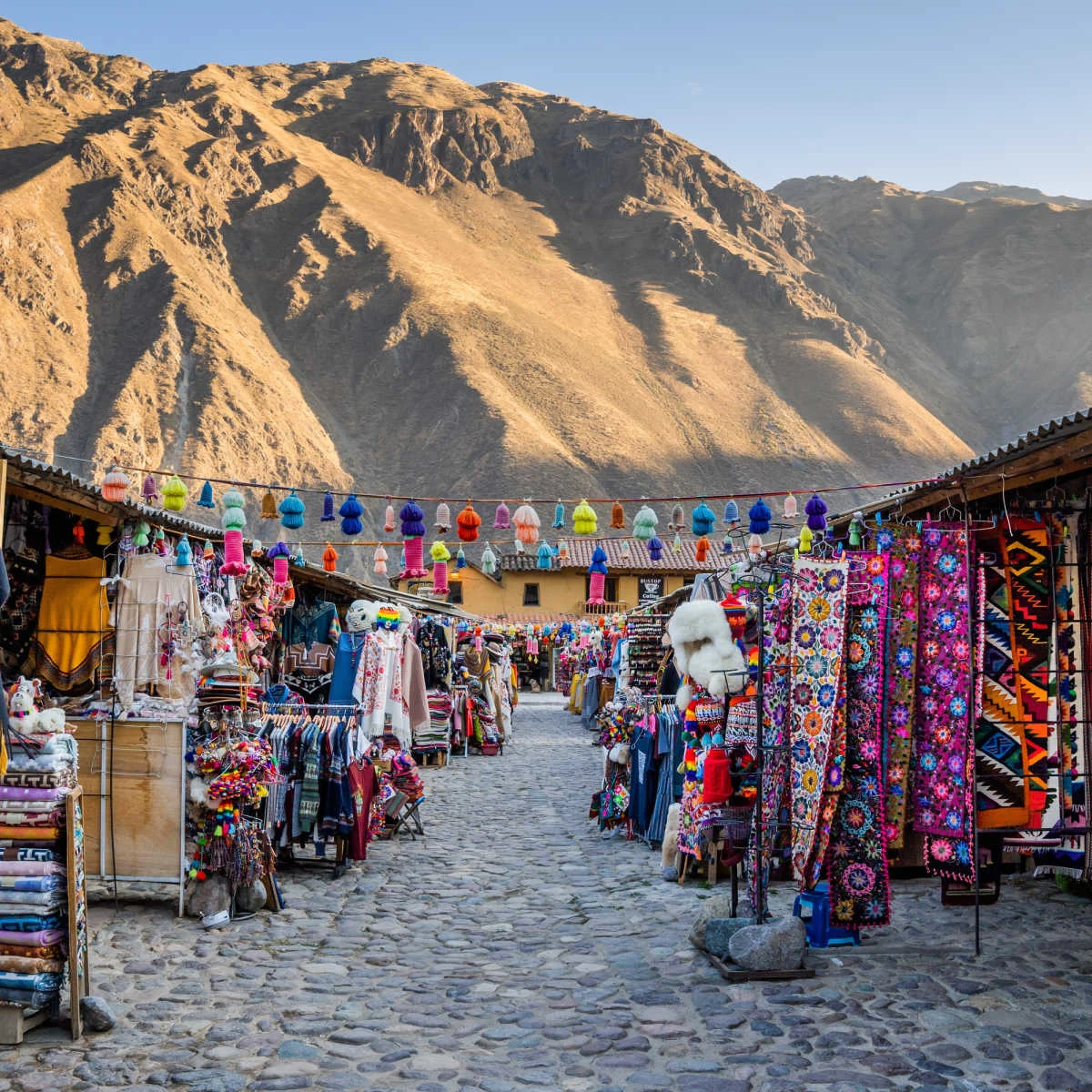 Market backdropped by mountains in Cusco, Perus 