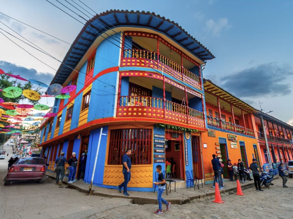 Rakira, un touriste de Colombie et les résidents locaux marchent dans les rues du centre-ville