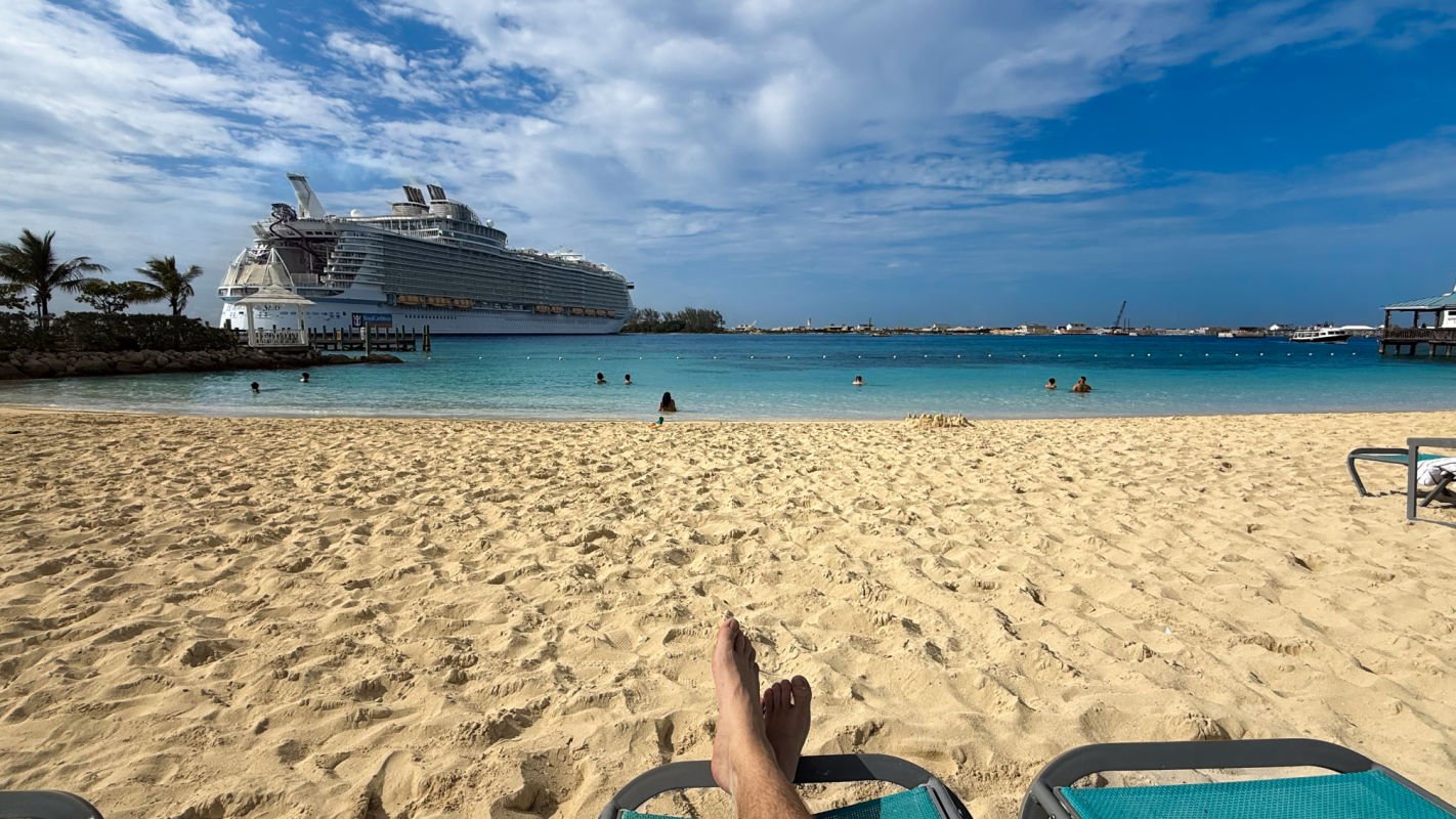 Cruise ship at the beach of British Colonial Nassau