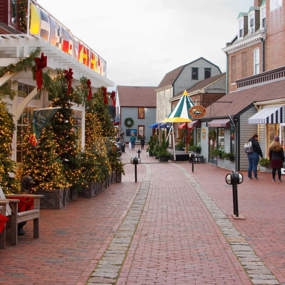 Newport, RI shops with Christmas decor