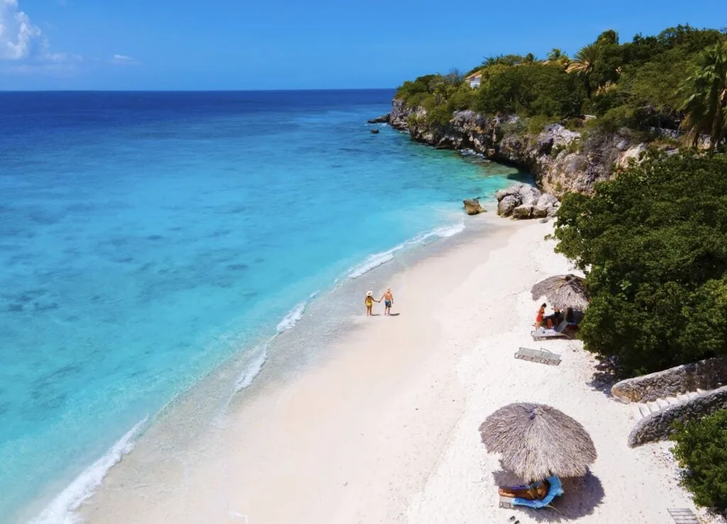 Playa Kalki in Curacao, white beach with a blue turqouse colored ocean.