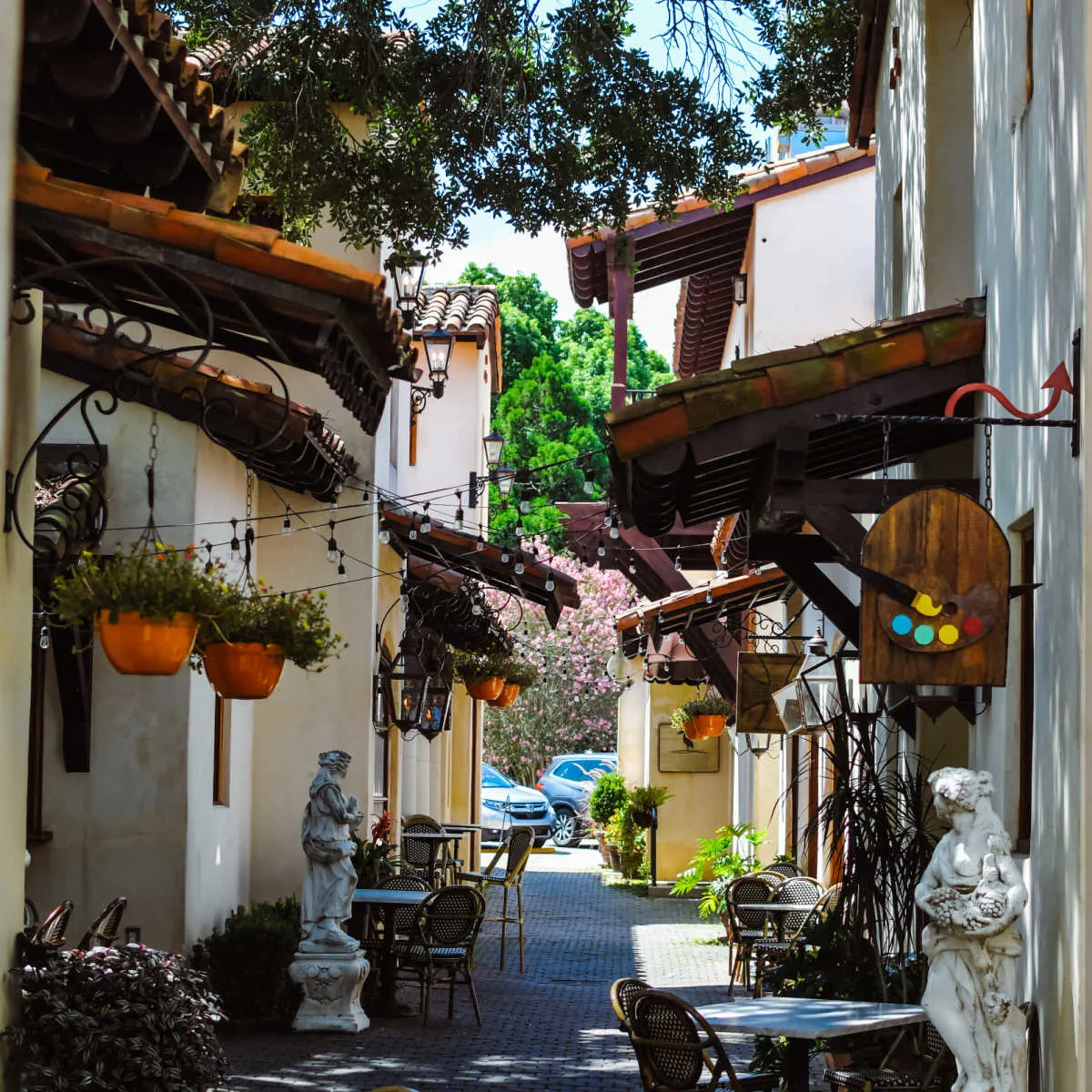 Side alley in Fairhope, Alabama