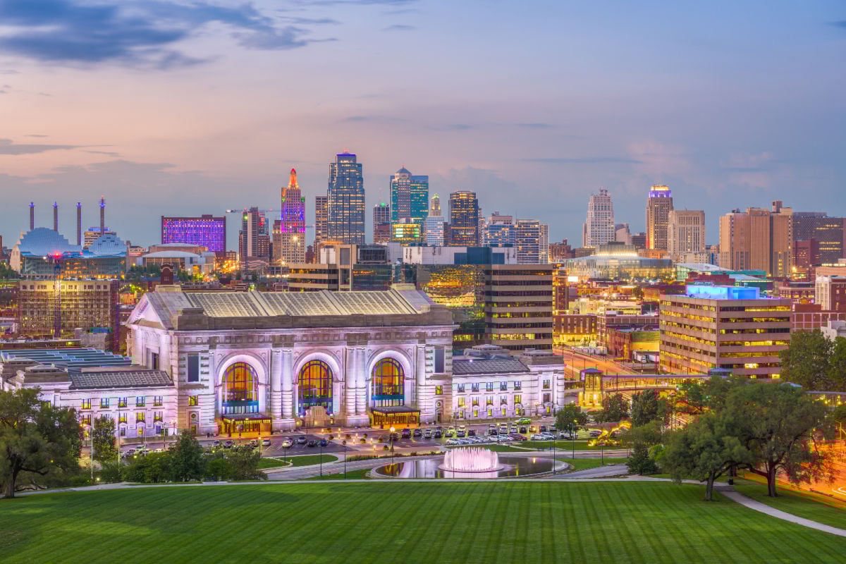 This Vibrant City Splitting 2 States Is The Midwest’s Most Underrated Destination