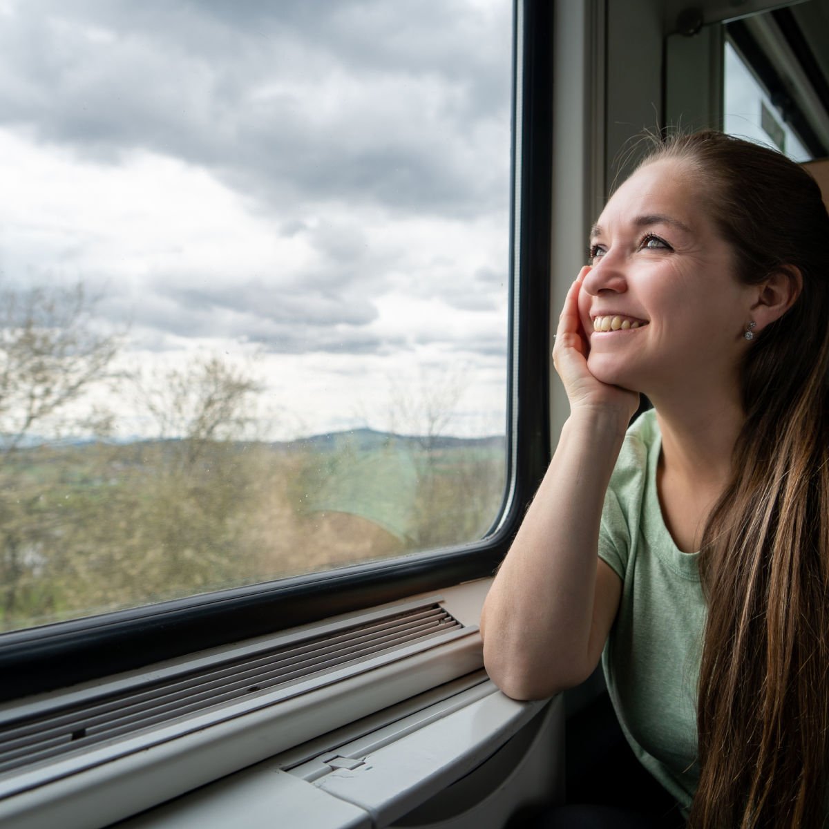 গ্রামীণ এলাকা দিয়ে যাতায়াতকারী রেল যাত্রীরা