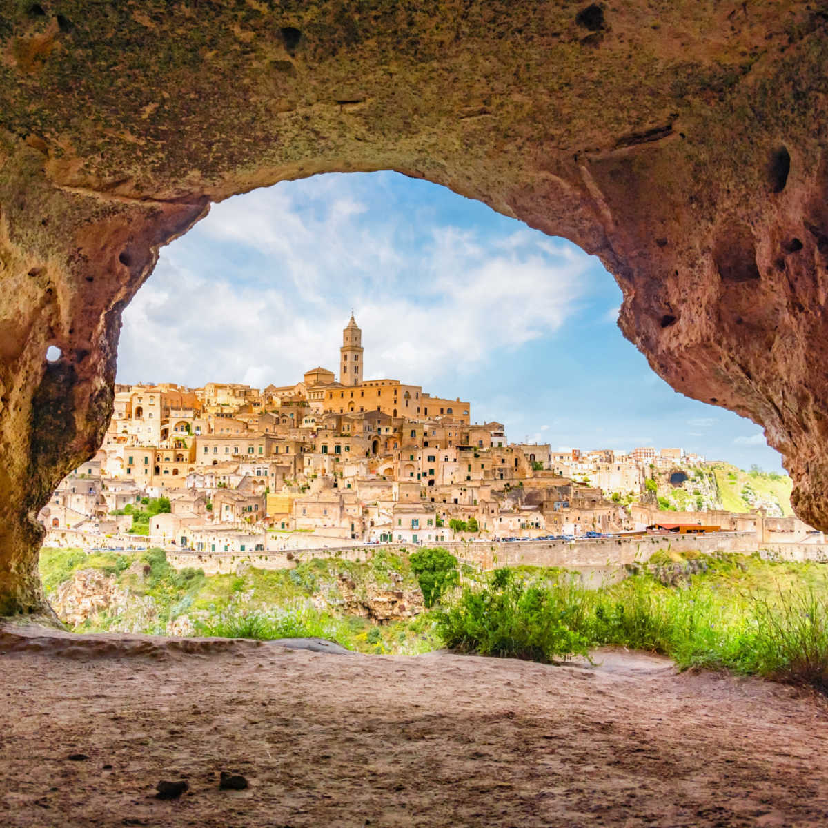 একটি প্রাচীন গুহা থেকে ইতালির মাতারার দৃশ্য