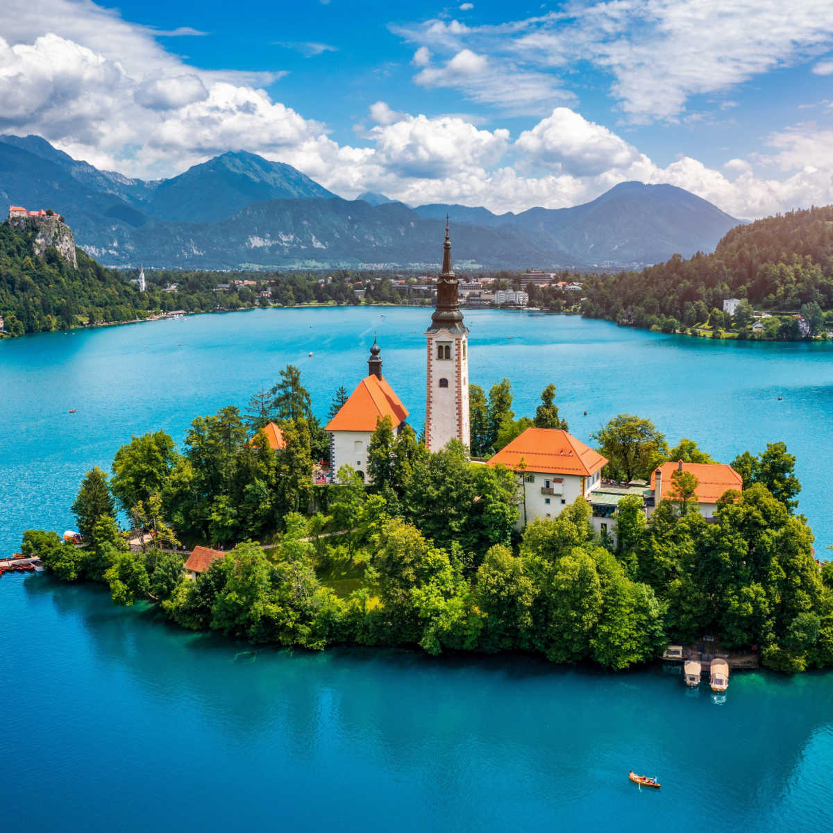 সুন্দর পাহাড় এবং ছোট তীর্থস্থান গির্জা সঙ্গে লেক Bled