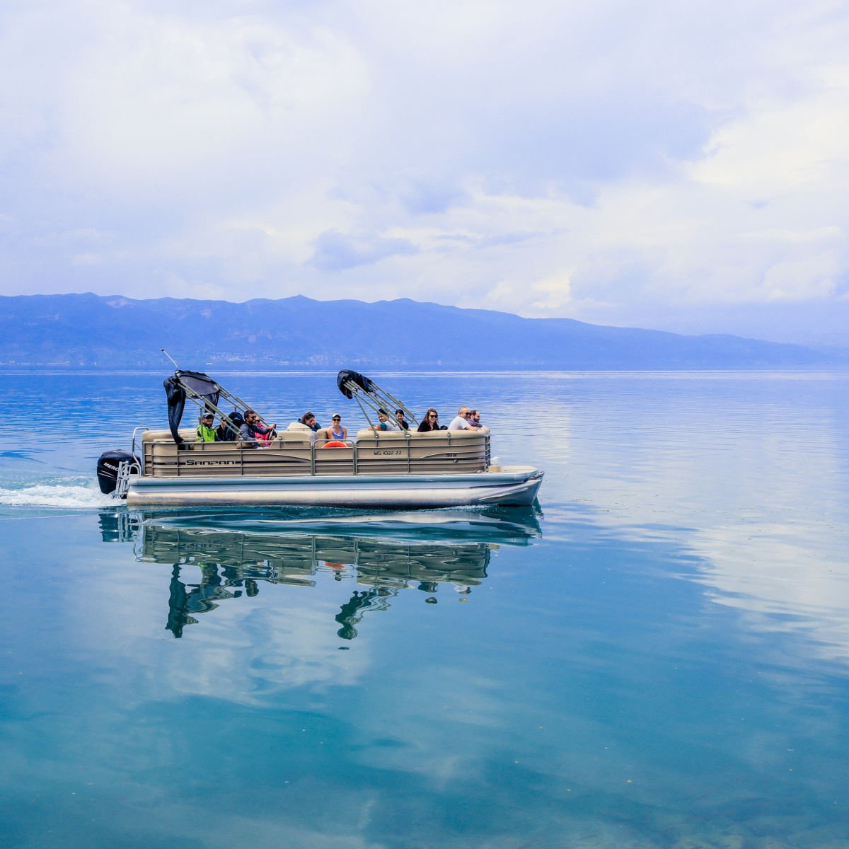 উত্তর মেসিডোনিয়ার ওহরিড হ্রদের কাঁচের জলে নৌকায় যাত্রা