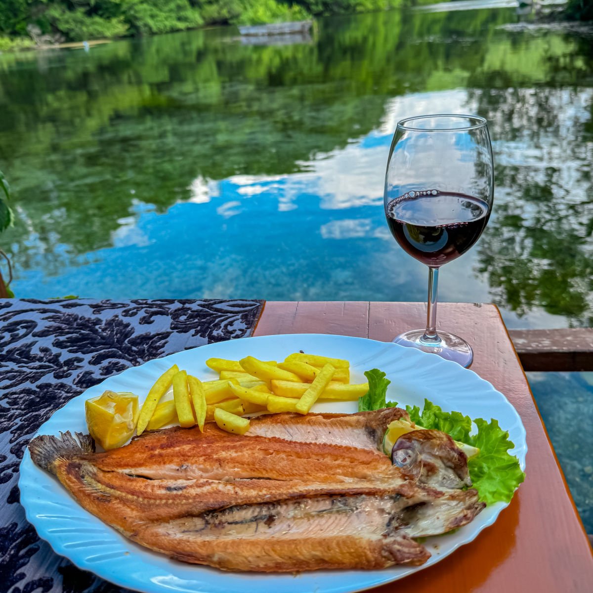 তাজা মাছ এবং স্থানীয় ওয়াইন, উত্তর মেসিডোনিয়ার লেক ওহরিডের ন্যাশনাল পার্ক গ্যালিকার সেন্ট ন্যাম স্প্রিংসের দৃশ্য