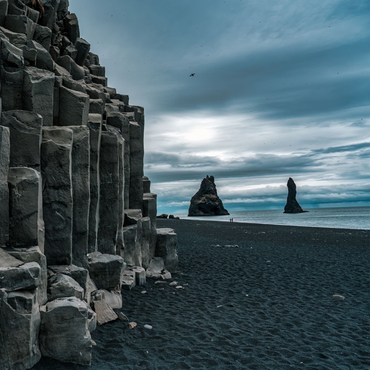 আইসল্যান্ডের একটি কালো বালির সৈকতে বহির্জাগতিক শিলা গঠন