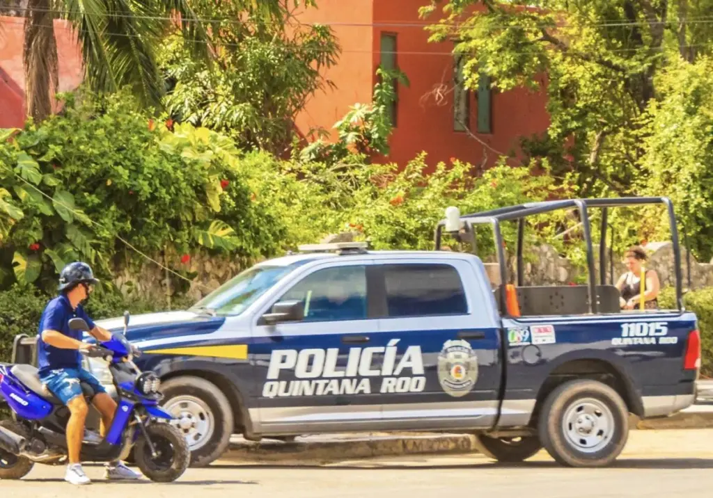 একটি শান্ত Tulum রাস্তায় পার্ক করা পুলিশ সরানো