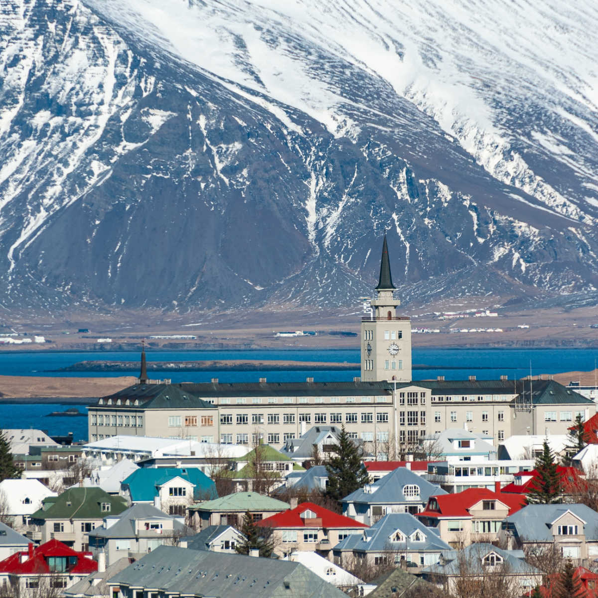 অত্যাশ্চর্য পাহাড়ের পটভূমিতে রেইকজাভিকের শহরের দৃশ্য