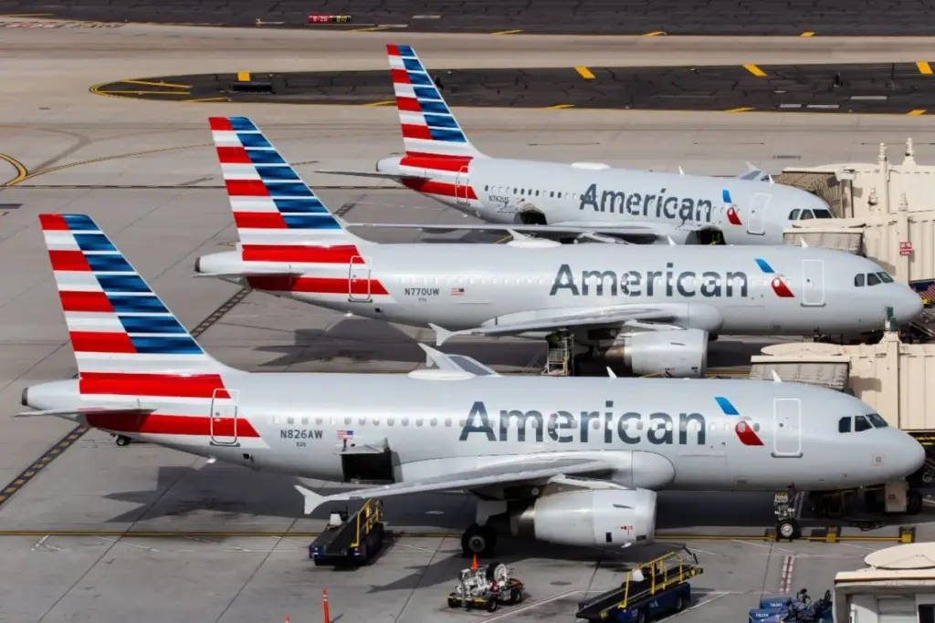 駐機場にあるアメリカン航空の飛行機